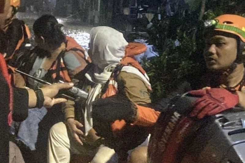 Tim SAR Evakuasi Korban Banjir di Jakarta dengan Perahu Karet