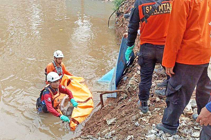 Tim SAR Evakuasi Korban Tenggelam di Kali Pesanggrahan