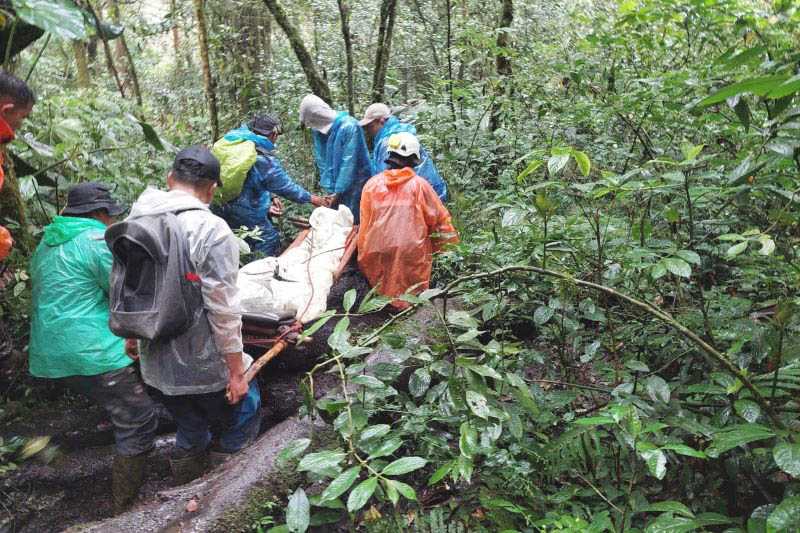 Tim SAR Gabungan Berhasil Evakuasi Turun Pendaki Gunung Kerinci