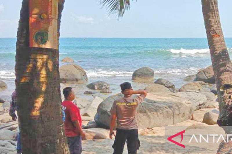 Tim SAR gabungan cari wisatawan terseret ombak di Pantai Kapitol