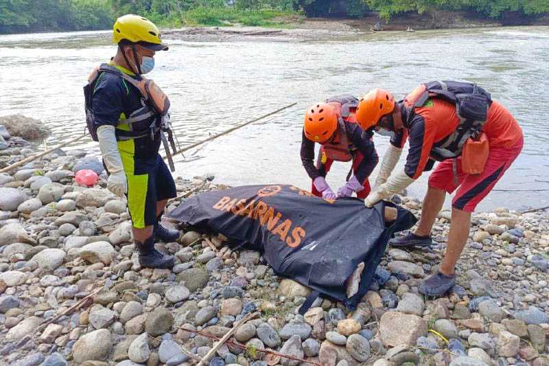 Tim SAR Gabungan Evakuasi Pendulang Emas Terseret Arus Sungai