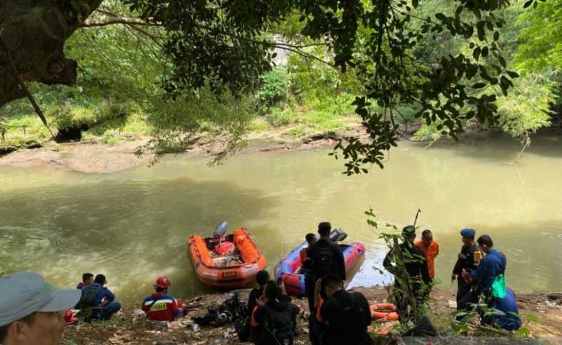 Tim SAR Masih Cari Dua Anak Panti Asuhan yang Hanyut di Ciliwung