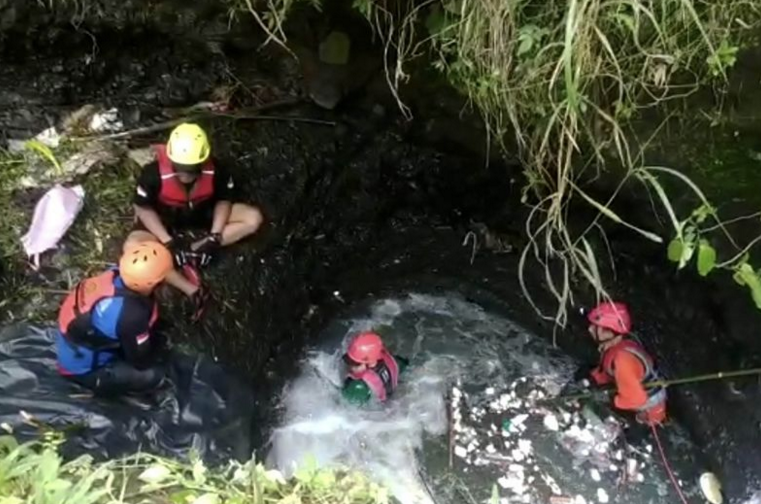 Tim SAR Sisir Aliran Sungai Cari Balita Terseret Arus di Malang