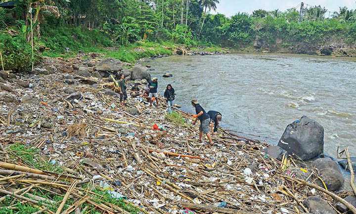 Timbunan Sampah Sungai Ciwulan