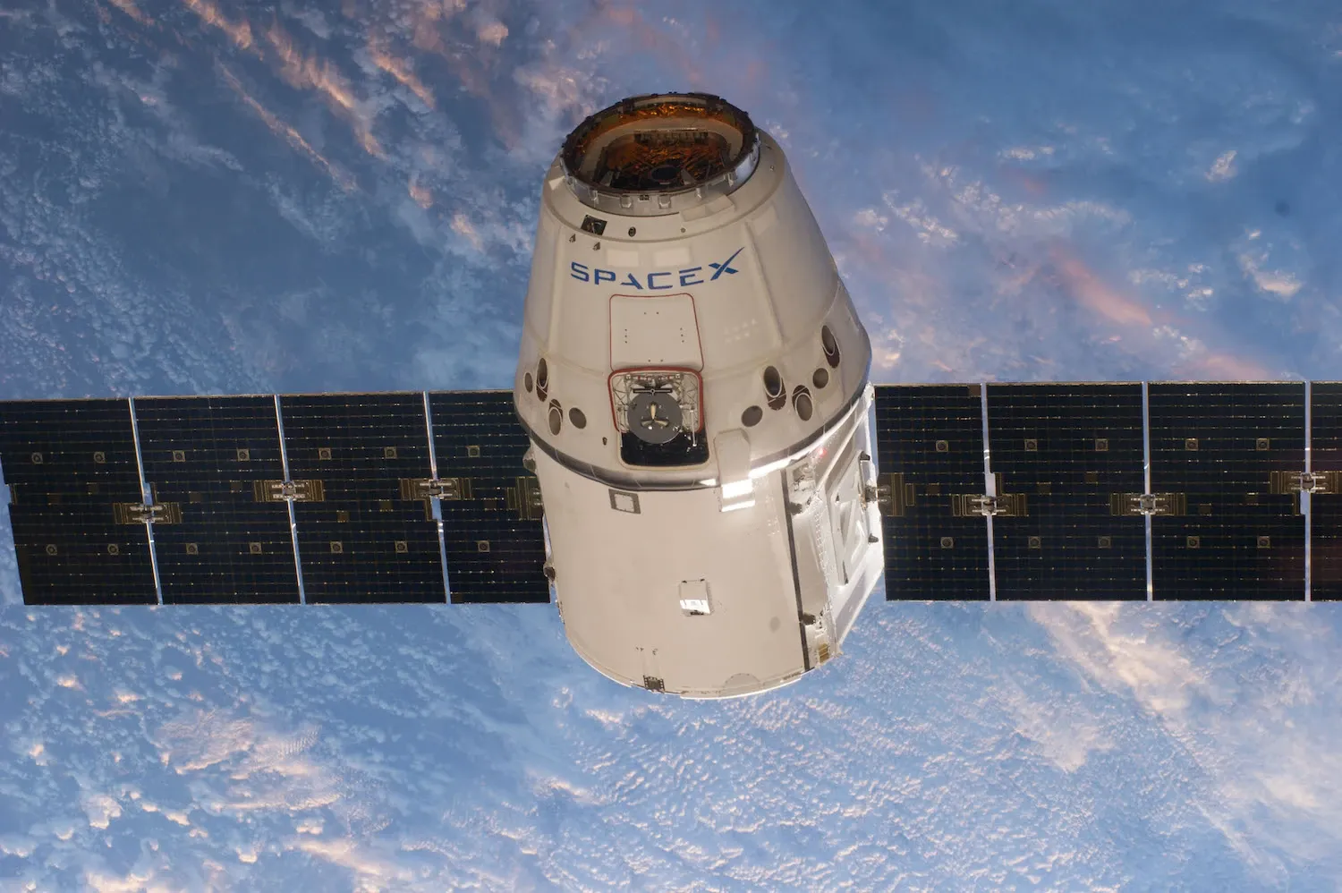 Tingkatkan Daya Listrik di Luar Angkasa, SpaceX Kirim Banyak Panel Surya