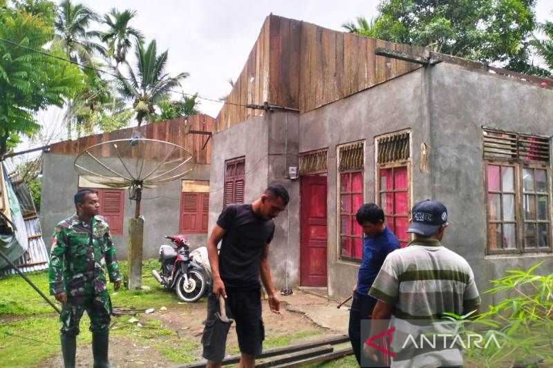 Tingkatkan Kepedulian ke Masyarakat, TNI Bantu Perbaiki Rumah Warga Diterpa Puting Beliung di Aceh Barat