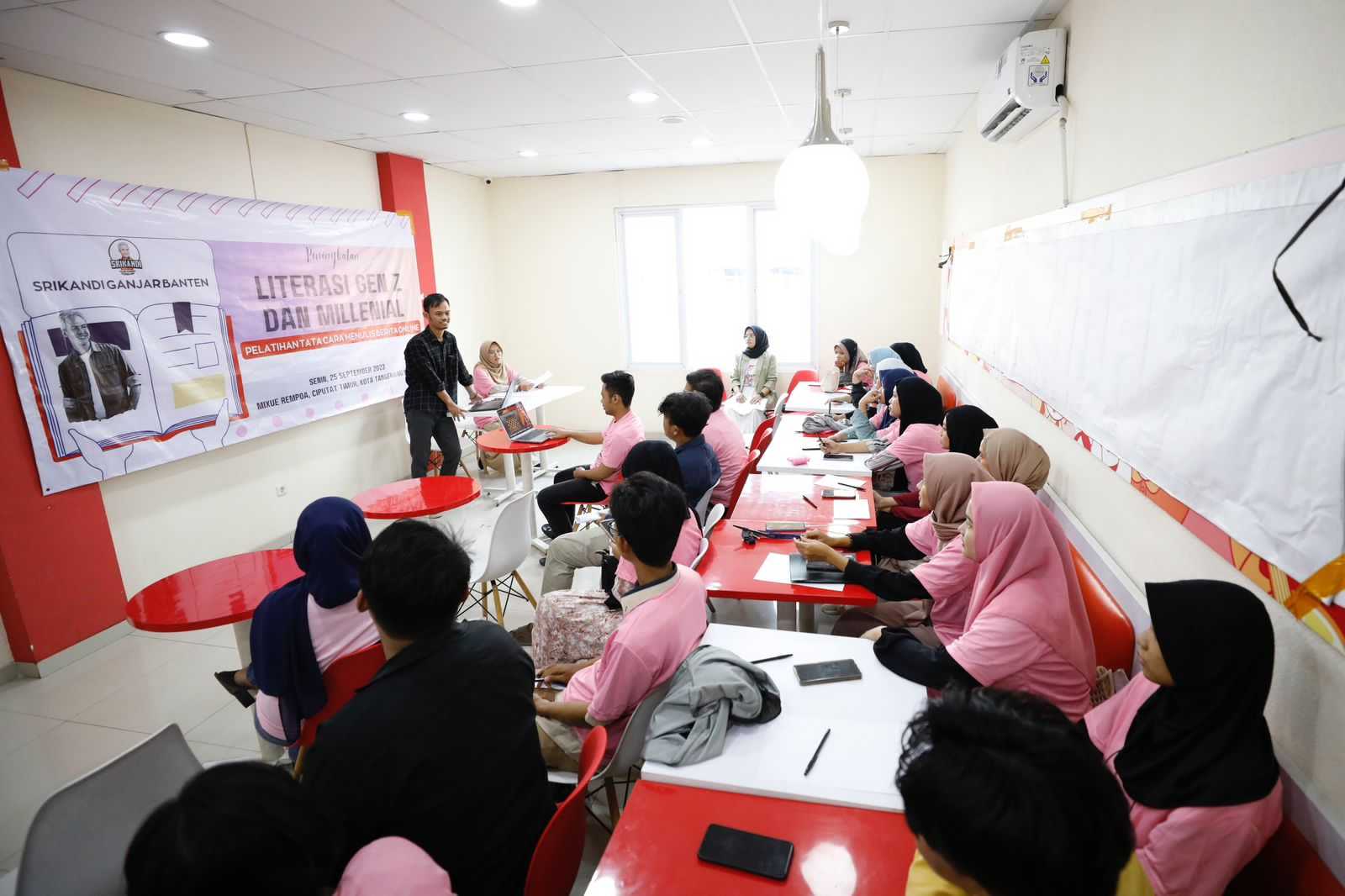 Tingkatkan Kesadaran Literasi Milenial di Tangsel, Srikandi Ganjar Gelar Pelatihan Cara Menulis Berita Online