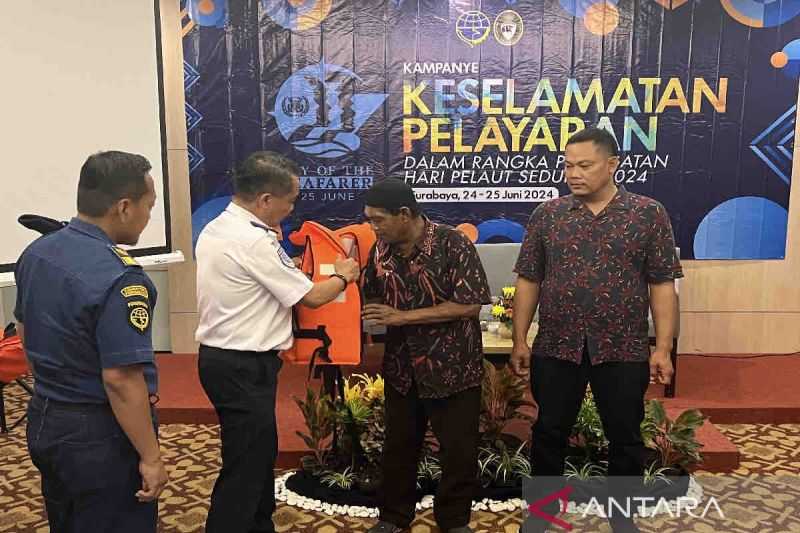 Tingkatkan Keselamatan, Kemenhub Bagikan 200 Pelampung Gratis ke Nelayan di Tanjung Perak