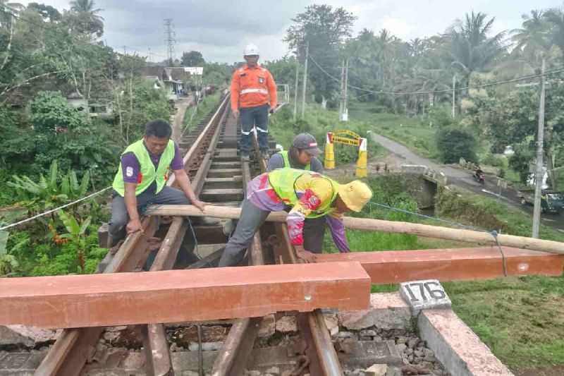 Tingkatkan Keselamatan Kereta, PT KAI Ganti Bantalan Rel Kayu ke Sintetis