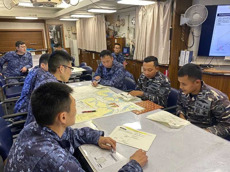 Tingkatkan Profesionalisme Prajurit TNI AL, KRI Kapitan Pattimura-371 Latihan Bersama Kapal Perang Jepang