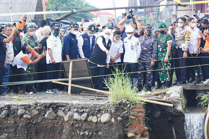 Tinjau Jembatan Putus