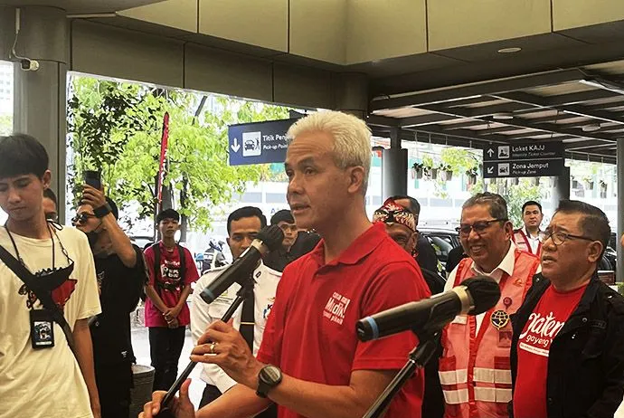 Tinjau Keberangkatan Pemudik dari Stasiun Pasar Senen