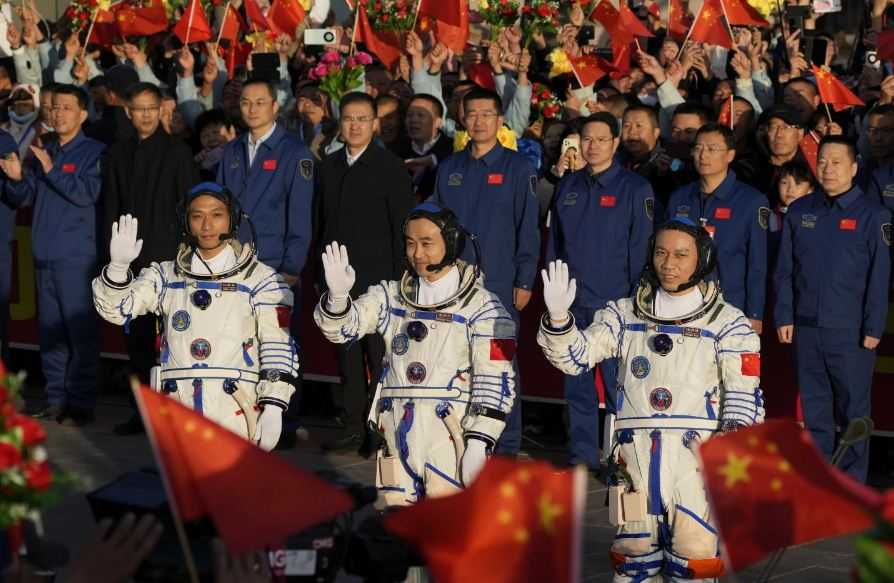 Tiongkok Kirim 3 Astronaut Termuda ke Luar Angkasa Jelang Misi ke Bulan 2030