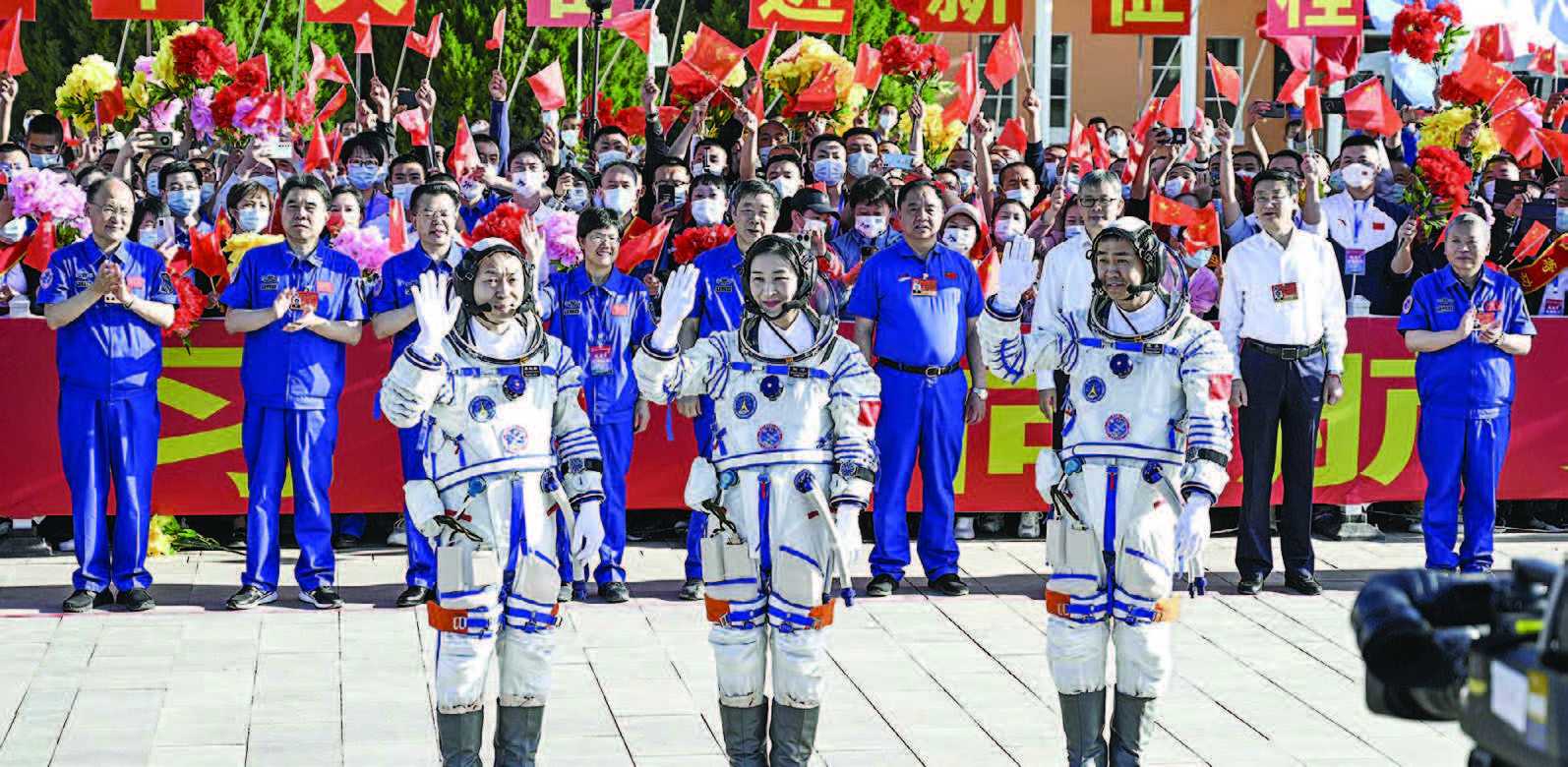 Tiongkok Kirim Tiga Astronaut untuk Selesaikan Stasiun Luar Angkasa
