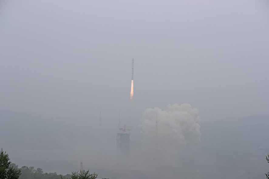 Tiongkok Luncurkan Dua Satelit Baru