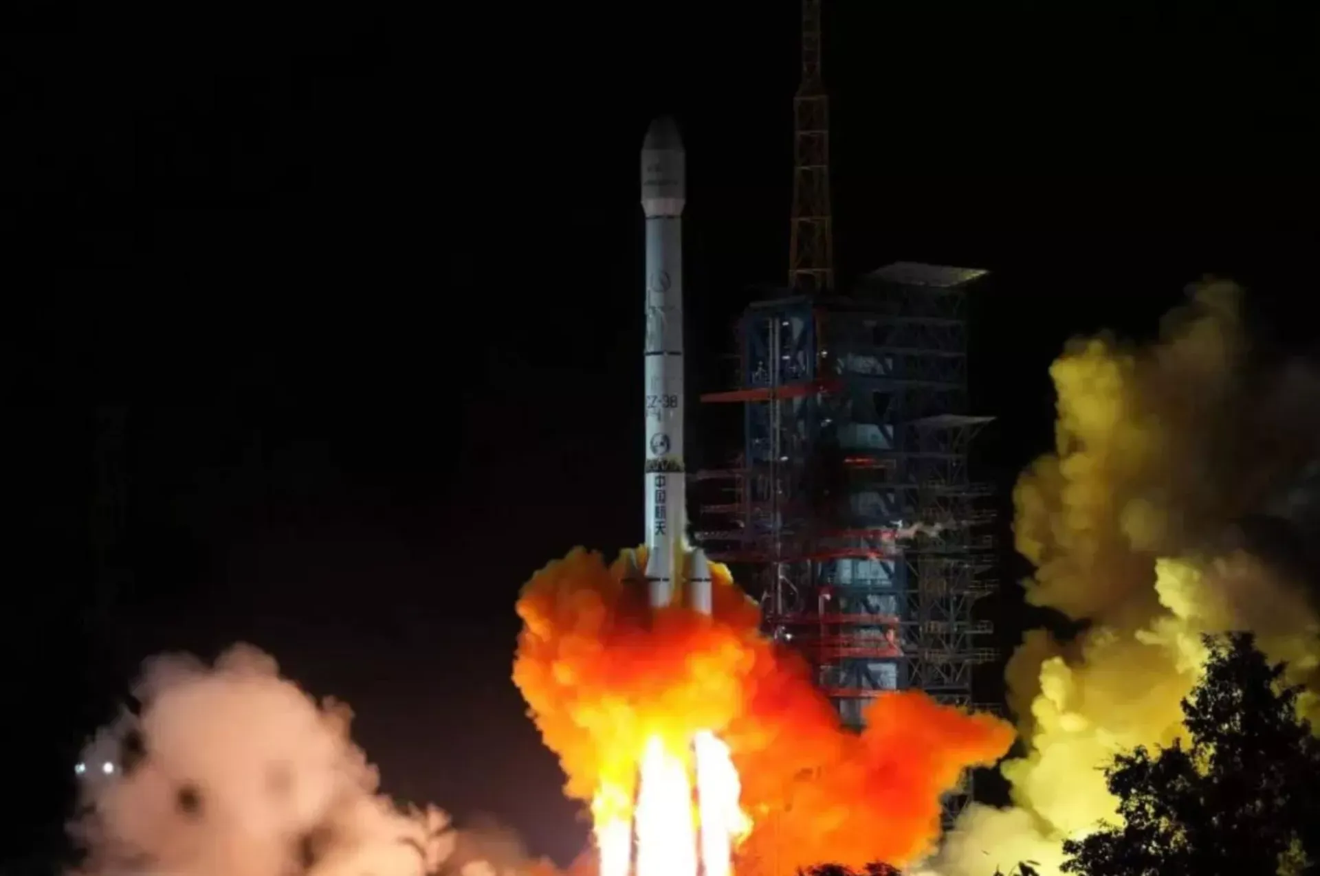 Tiongkok Luncurkan Satelit Komunikasi Canggih Zhongxing 19