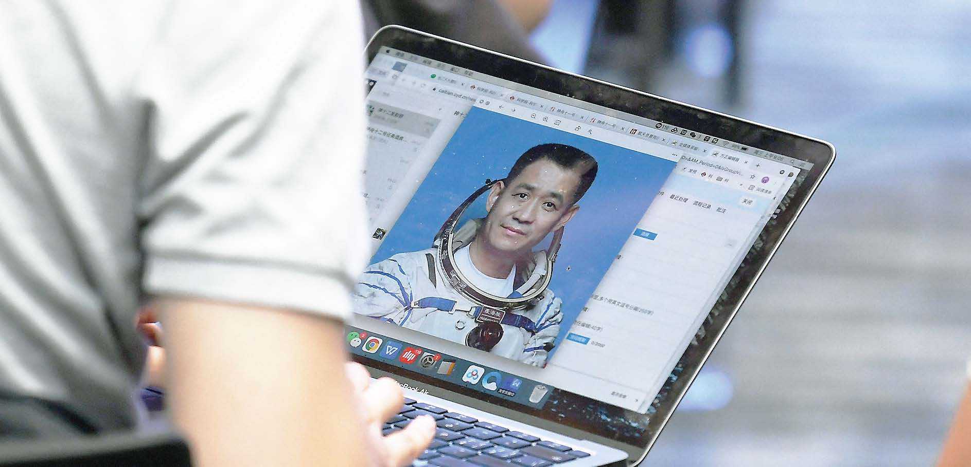 Tiongkok Sukses Meluncurkan Tiga Astronot ke Stasiun Baru Tiangong