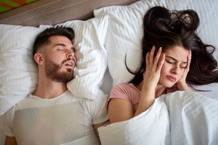 Tips Sederhana Hentikan Kebiasaan Mengorok saat Tidur, Gak Bakal Berisik Lagi