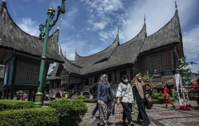 TMII Dipadati Ribuan Wisatawan