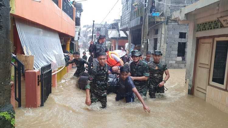 TNI AD Kerahkan Ratusan Prajurit Tangani Bencana Banjir dan Tanah Longsor di Manado