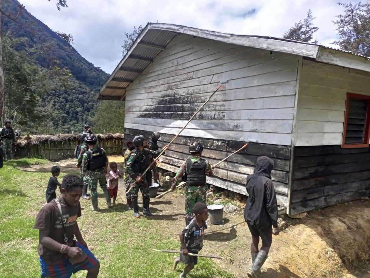 TNI AD Peduli Gereja Katolik Santa Sisila dengan Gotong Royong Pengecatan Dinding yang Telah Memudar