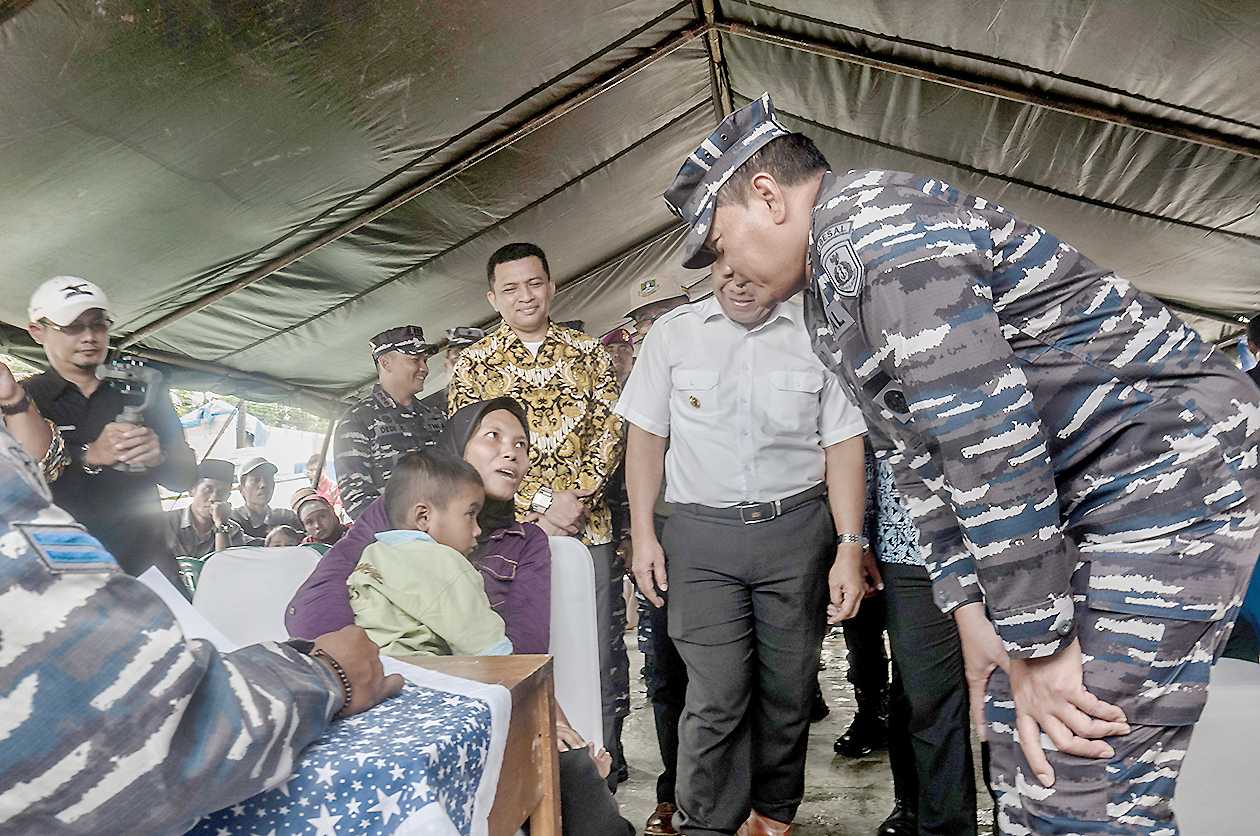 TNI AL Berikan Bantuan Korban Gempa
