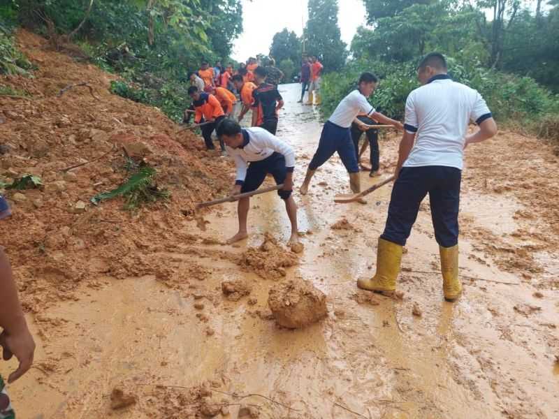 TNI AL dan Masyarakat Gotong Royong Bersihkan Jalan Tertimbun Longsor di Kepulauan Anambas