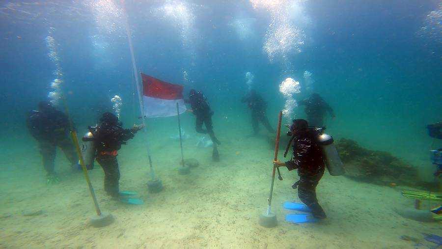 TNI AL Kibarkan 77 Bendera Merah Putih di Bawah Laut