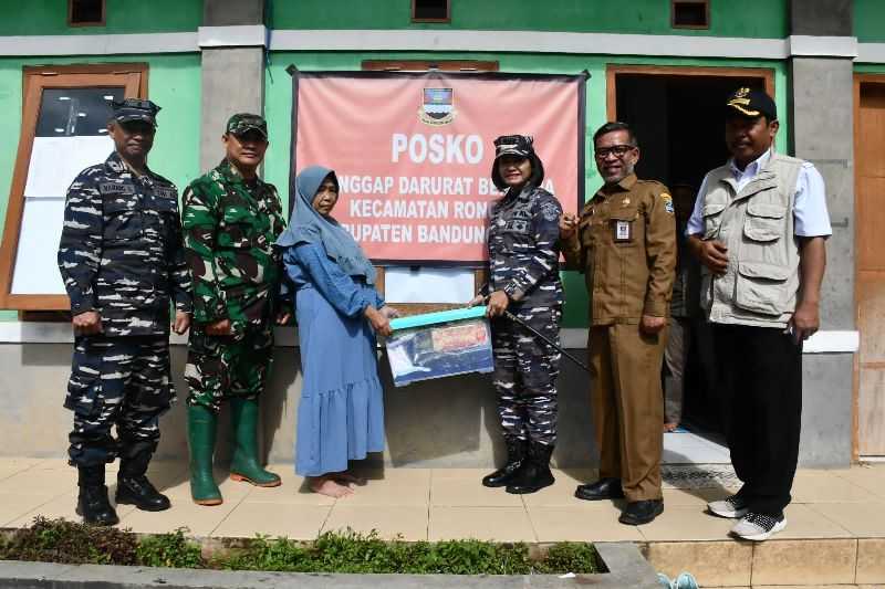 TNI AL Serahkan Bantuan ke Korban Bencana Tanah Bergerak di Bandung Barat