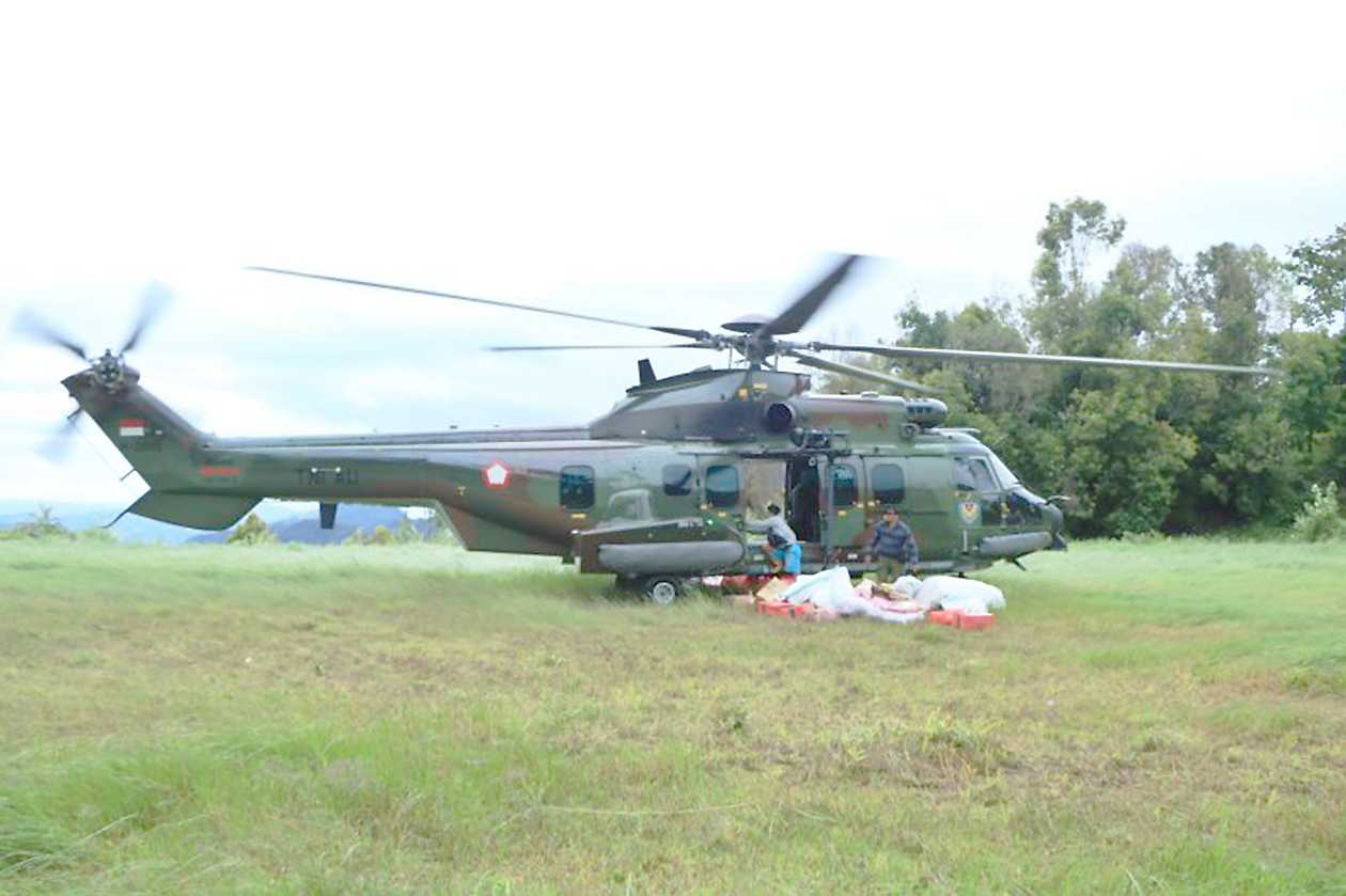 TNI AU Bantu Distribusi Logistik dan Evakuasi Korban Terisolasi Bencana Luwu