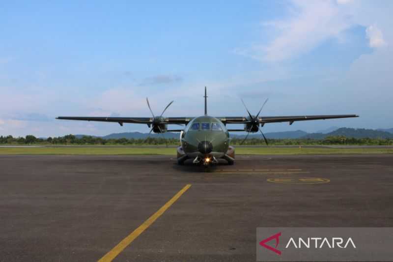 TNI AU Terjunkan Pesawat CN-295 untuk Membantu Mencari Helikopter Polri yang Jatuh