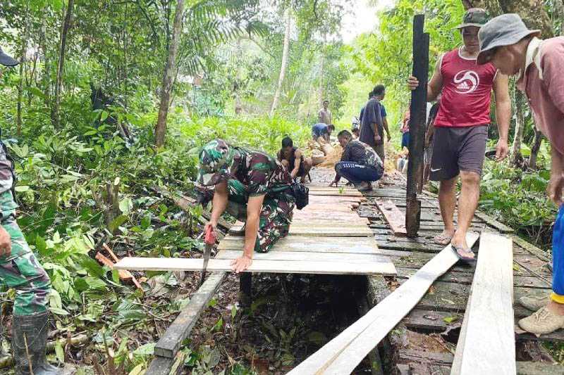TNI Bangkitkan Semangat Gotong Royong Warga Perbatasan RI-Malaysia