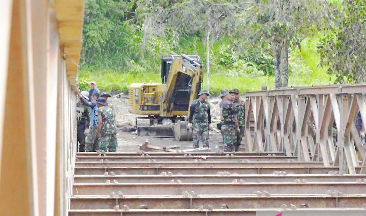 TNI Bangun Jembatan Bailey Bantu Daerah Terdampak Bencana di Tanah Datar
