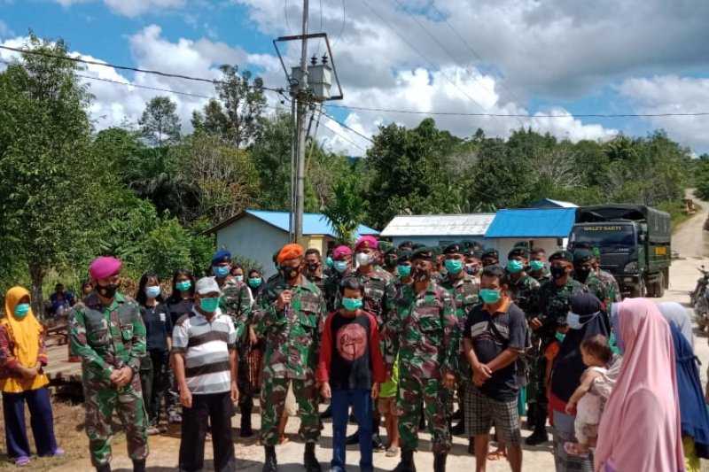 TNI Bantu Sembako untuk Keluarga Pasien Covid-19 di Bika, Kapuas Hulu