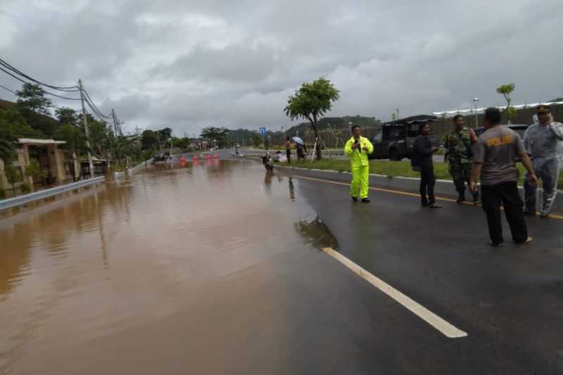TNI Bersama Polri Atasi Banjir dan Tanah Longsor di Jalan Bypass Mandalika