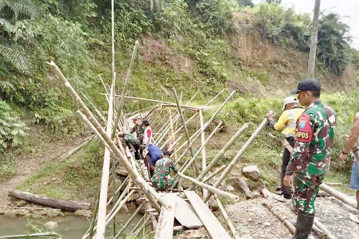 TNI Bersama Warga Perbaiki Jembatan Bambu di Perbatasan RI-Malaysia