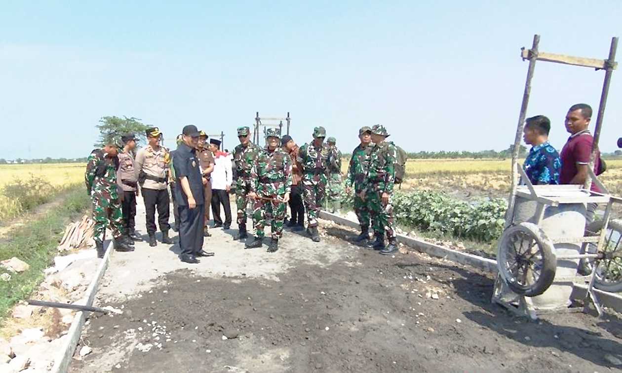 TNI Demak Bantu Bangun Jalan Penghubung Dua Desa