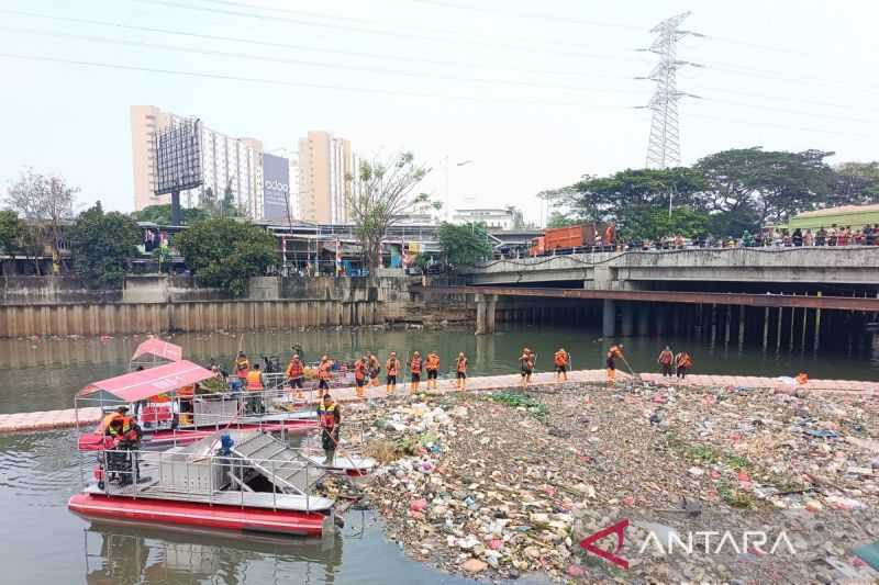 TNI Jaring 6.000 Ton Sampah dalam Program Ciliwung Bening