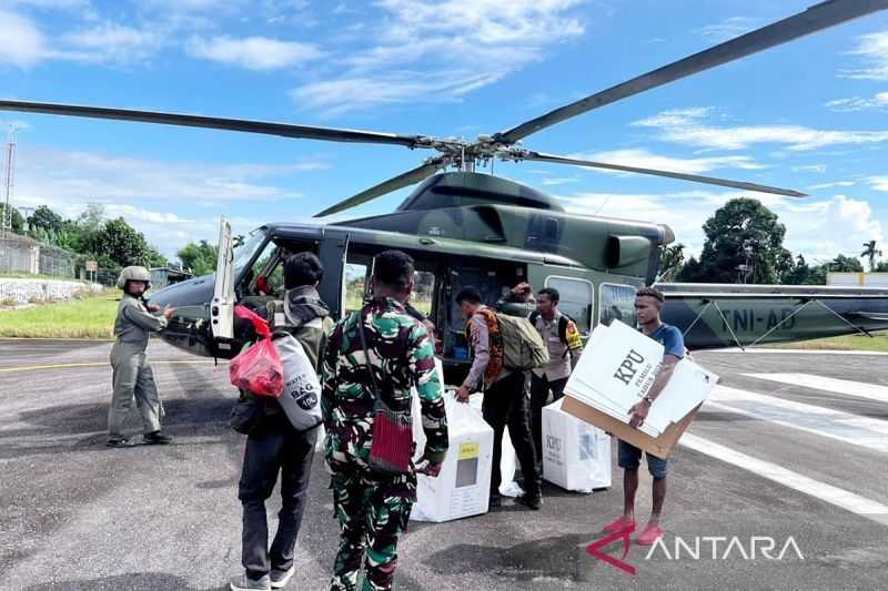 TNI Kirim Helikopter ke Wondama-Papua, Bantu Tarik Logistik Pemilu dari TPS Terisolir