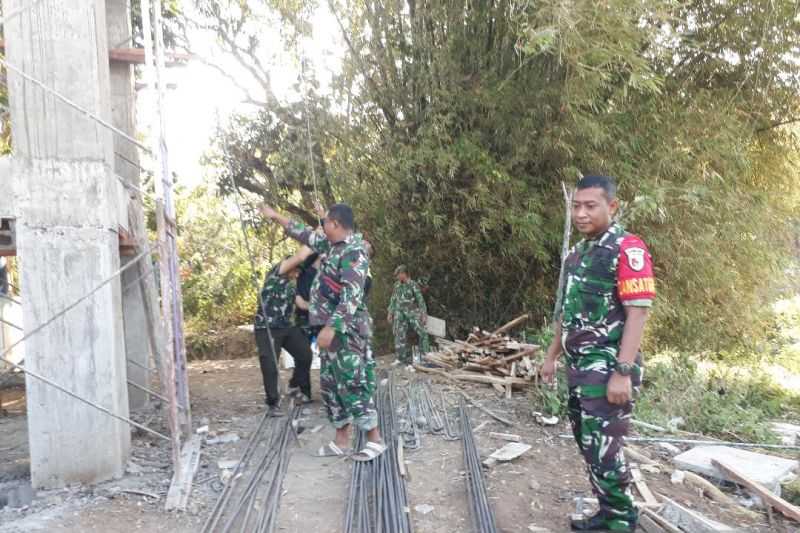TNI perbaiki tandon air dalam pelaksanaan TMMD di Kediri