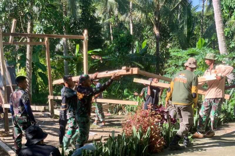 TNI Rehabilitasi Rumah Warga Tidak Layak Huni di Polewali Mandar