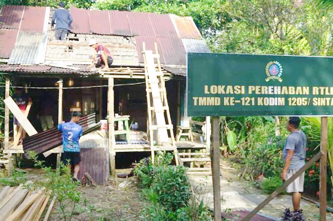 TNI Renovasi Rumah Warga di Sintang Kalbar