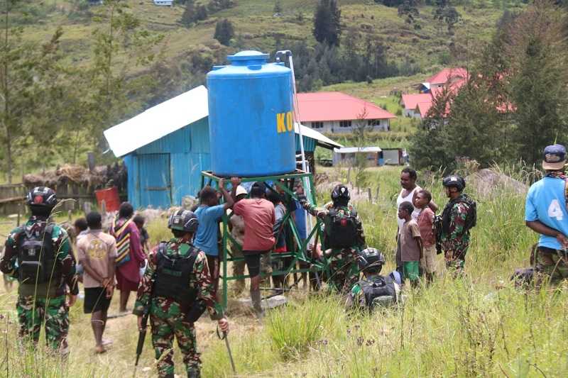 TNI Semakin Dicintai Rakyat, Satgas 303 Bantu Alirkan Air Bersih untuk Masyarakat di Distrik Ilaga Papua