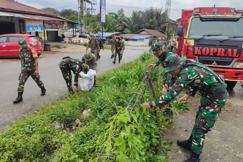 TNI-Tentara Malaysia Karya Bakti Bersama di Wilayah Perbatasan Kapuas Hulu