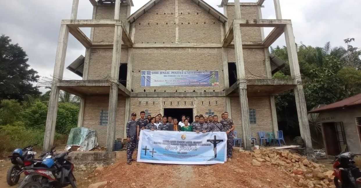 Toleransi Beragama Jelang Paskah 2024, Prajurit TNI AL Gotong Royong Benahi Gereja di Sibolga