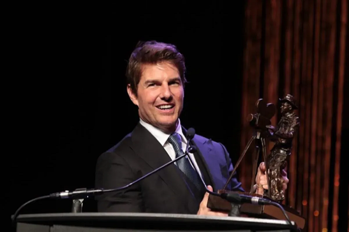 Tom Cruise Tampilkan Aksi 'Skydive' di Upacara Penutupan Olimpiade 2024