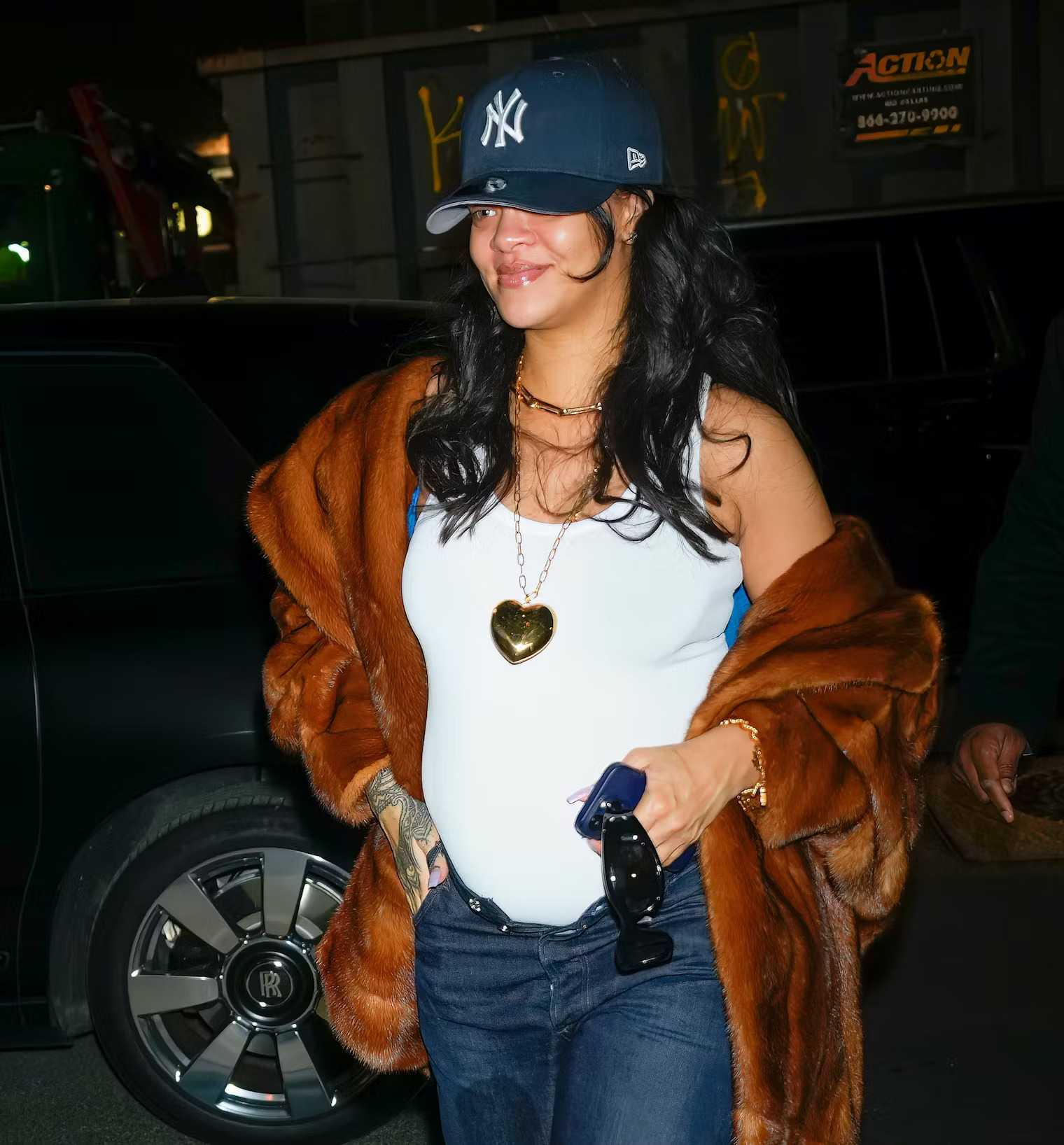 Tonjolkan Baby Bump, Rihanna Pakai Celana Jeans dengan Kancing Terbuka