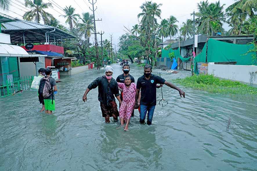 Topan Dahsyat Sebabkan 4 Warga India Tewas