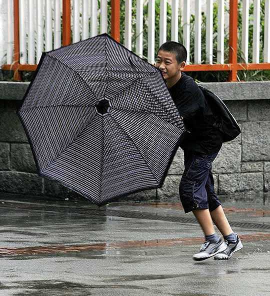 Topan Kompasu Terjang  Hong Kong