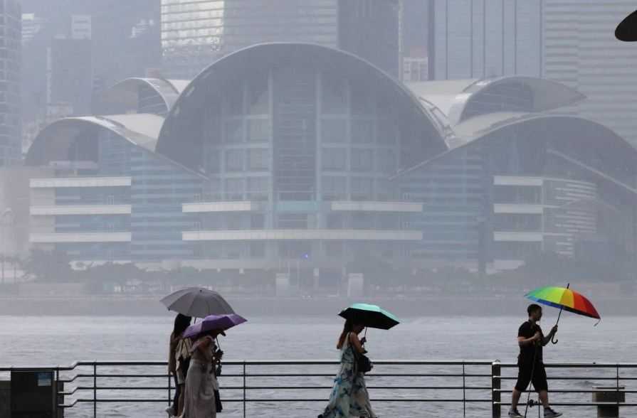 Topan Super Saola Mendekat, Hong Kong Ditutup